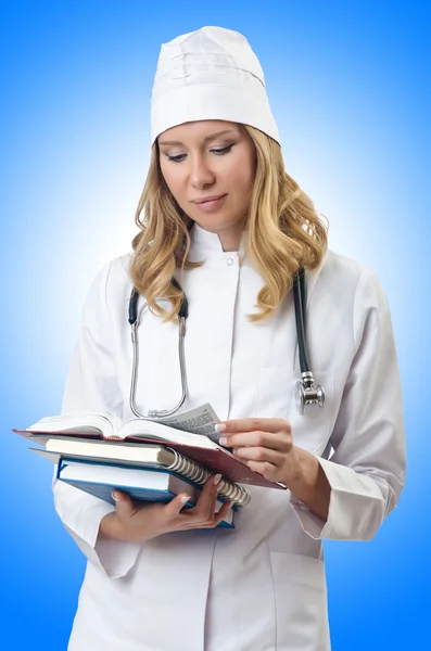 Kvinna läkare med böcker — Stockfoto