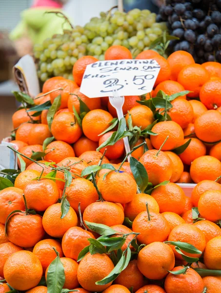 Zitrusfrüchte im Supermarkt — Stockfoto
