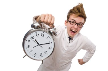 Alarmlı saati olan komik doktor beyaza izole edilmiş.