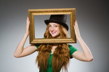 yeşil elbise giyen kadın