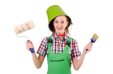 İnşaat sektöründeki komik kadın ressam beyaza izole edilmiş.