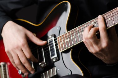 Konser sırasında gitarlı adam