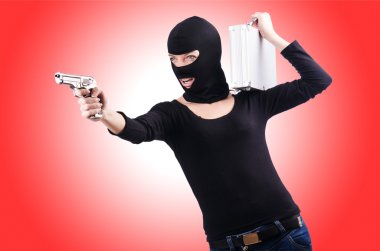 Silahlı kadın suçlu