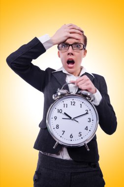 komik kadın saati ile