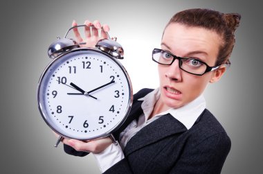 komik kadın saati ile