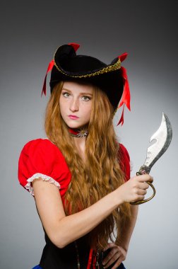 Keskin bıçaklı kadın korsan