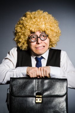 Kıvırcık saçlı komik iş adamı