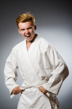 Komik karate savaşçı giyen kimono