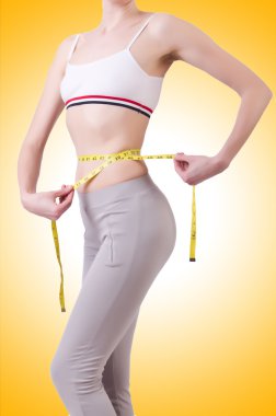 Diyet konseptinde santimetre olan genç bir kız.