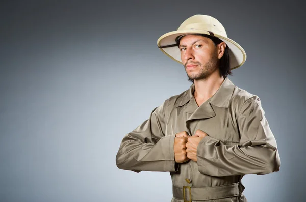 Grappige safari jager tegen achtergrond — Stockfoto