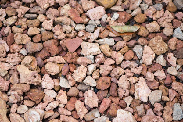 Mauer aus verschiedenen Steinen — Stockfoto