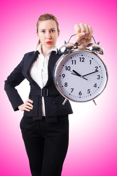 Affärskvinna med jätte klocka — Stockfoto