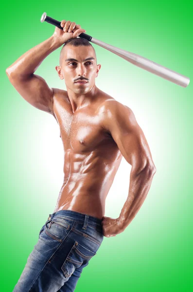 Homme musclé avec batte de baseball — Photo