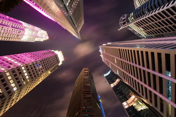 Skysrapers in Singapore tijdens de nachturen — Stockfoto