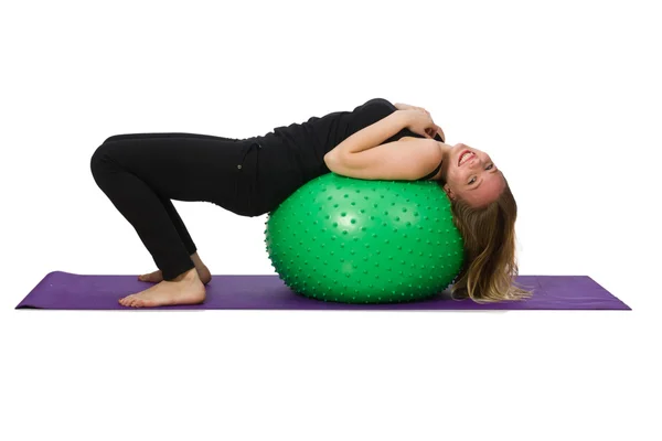 Mujer joven haciendo ejercicio con pelota suiza — Foto de Stock