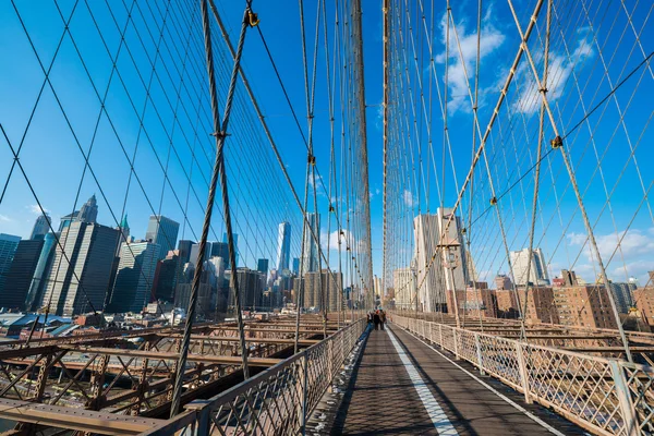 Část slavného Brooklynského mostu za jasného dne — Stock fotografie