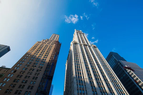 Höga skyskrapor skjutna med perspektiv — Stockfoto