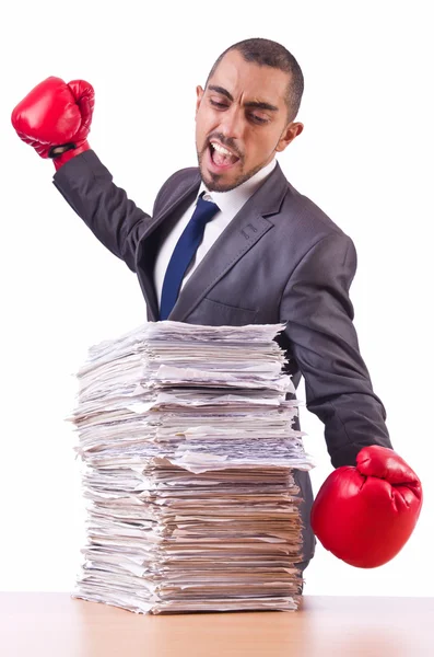 Homme d'affaires en colère avec pile de papiers — Photo