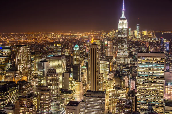 夜のニューヨークの有名な高層ビル — ストック写真