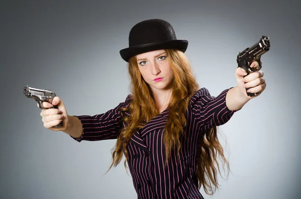 Gangsterin mit Waffe im Oldtimer-Konzept — Stockfoto