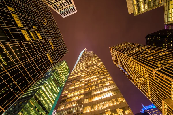 著名的摩天大楼，在晚上 — 图库照片