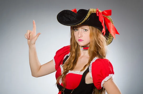 Kobieta pirat na sobie kapelusz i strój — Zdjęcie stockowe