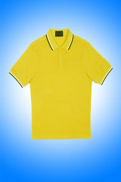 Manlig t-shirt på blå — Stockfoto