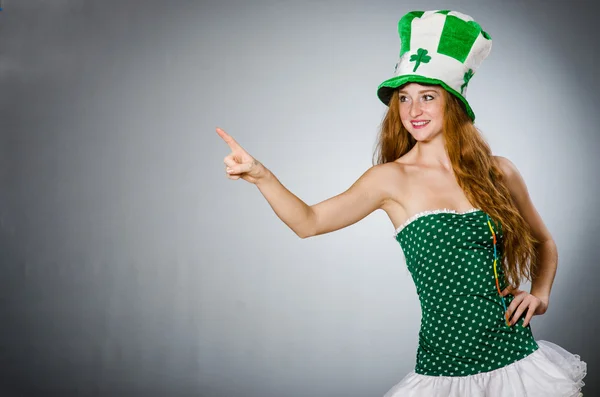 Femme en saint patrick concept — Photo