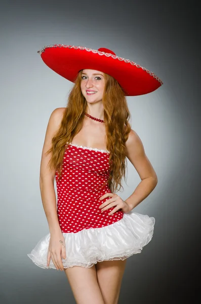 빨간 솜브레로 모자를 쓴 아름다운 여인 — 스톡 사진