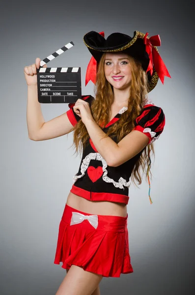 Žena v pirátském kostýmu s filmovou tabulí — Stock fotografie