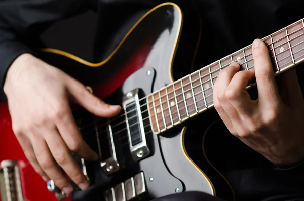 Hombre con guitarra durante el concierto —  Fotos de Stock