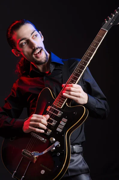 Homme avec guitare pendant le concert — Photo