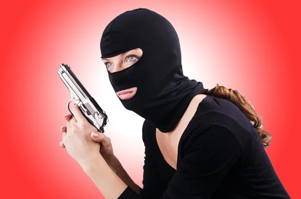 Criminel féminin avec arme à feu — Photo