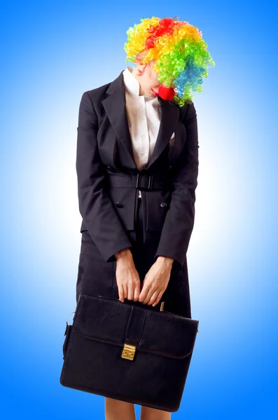 Vrouw clown in pak — Stockfoto