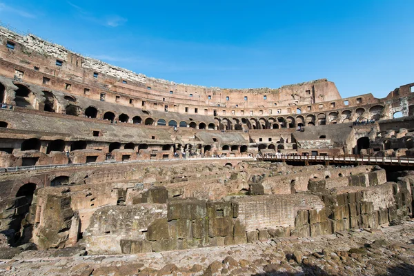 Coliseo famoso en brillante día de verano —  Fotos de Stock