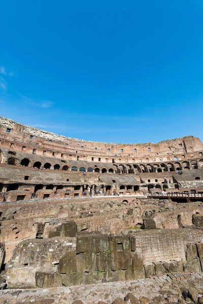 Coliseo famoso en brillante día de verano — Foto de Stock