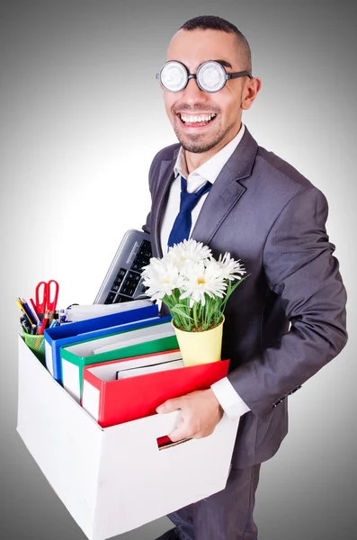 Man met vak van persoonlijke spullen — Stockfoto