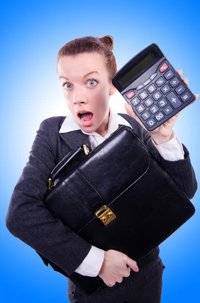 Nerd vrouwelijke boekhouder met calculator — Stockfoto