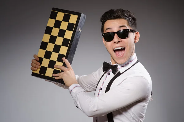 Смешной шахматист с доской — стоковое фото
