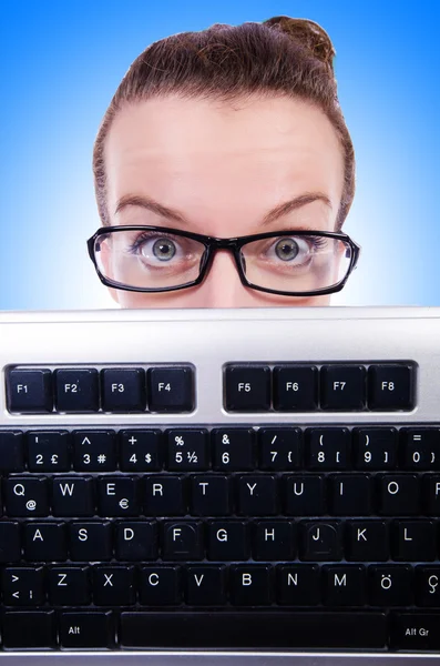 Nerd zakenman met toetsenbord van de computer — Stockfoto