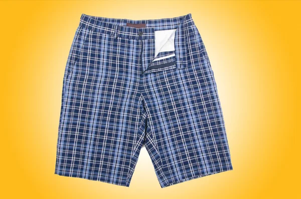 Manliga shorts på gula — Stockfoto