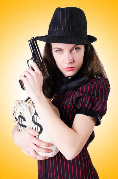 Женщина-бандит с пистолетом — стоковое фото