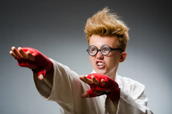 Lustiger Boxer vor dunklem Hintergrund — Stockfoto