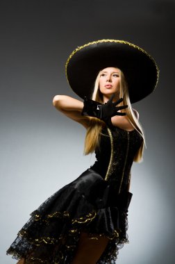 Kadın giyiyor sombrero