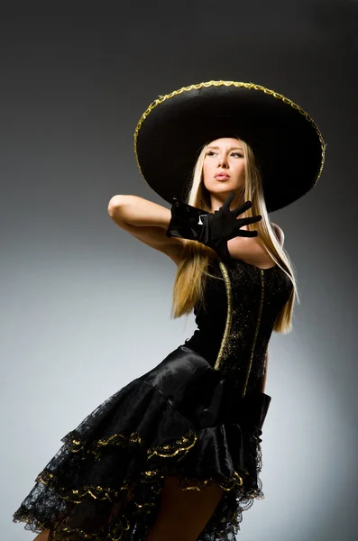 Frau trägt Sombrero — Stockfoto