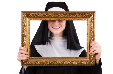 Çerçevesi beyaz olan genç rahibe