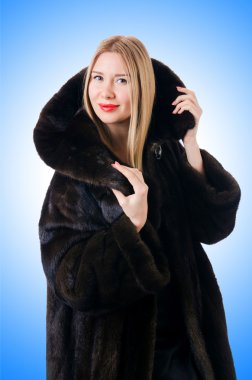 Model giyen kürk manto