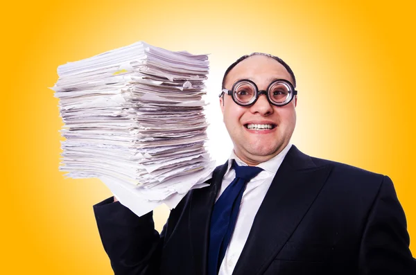 Zabawny człowiek z dużą ilością folderów — Zdjęcie stockowe