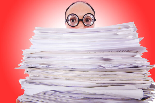 Смешной человек с кучей папок
