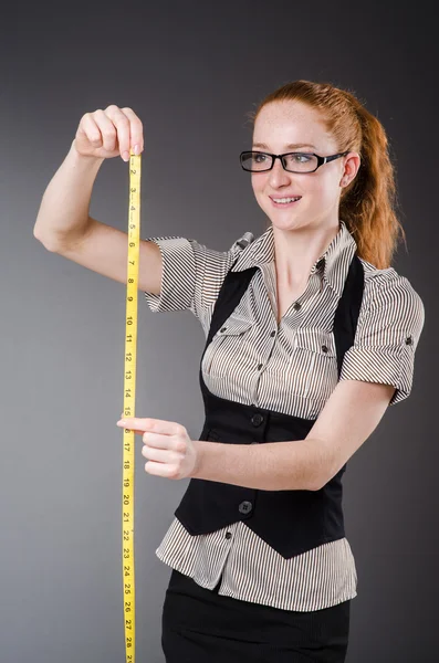 Vrouw kleermaker werken aan nieuwe jurk — Stockfoto